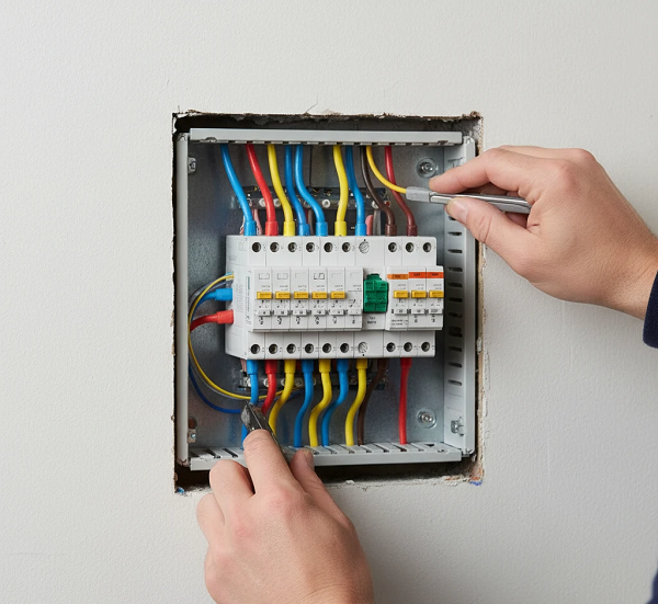 Процес монтажу внутрішнього щитка в нішу стіни