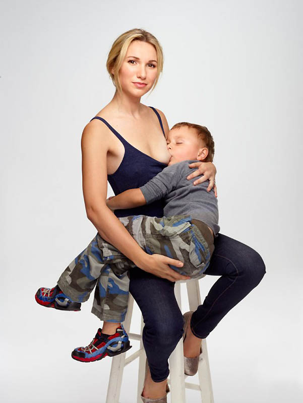 Шокирующая обложка Time с матерью, кормящей трехлетнего ребенка.