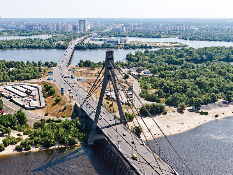 Для автомобилистов Московский мост станет уже