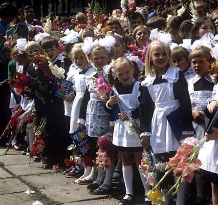 Первоклассники с цветами на торжественной линейке, посвященной началу учебного года, 1979 год.