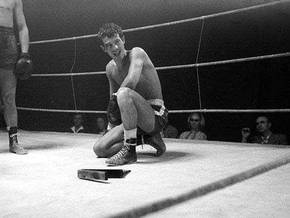 Жан-Поль Бельмондо становился чемпионом Парижа по боксу, но здесь всего лишь кадр из фильма.