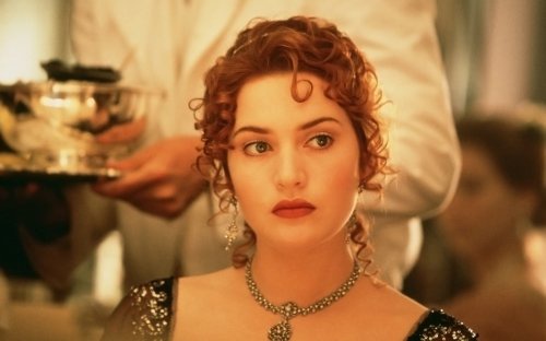 Кейт Уинслет: "Титаник". Блокбастер Джеймса Кэмерона (James Cameron) 1997 года, "Титаник" вывел 22-летнюю Кейт Уинслет (Kate Winslet) на вершину славы. По данным издания "Хаффингтон Пост", голый портрет Роуз (Уинслет), написанный Джеком, до сих пор преследует актрису 17 лет спустя, так как фанаты "Титаника" до сих пор подходят к ней с копиями для автографа. "Я не даю автограф на этом", - говорит Уинслет. "Я не хотела, чтобы это была фотография, которую я буду видеть 16, 17 лет спустя". Уинслет также заявила, что ей не нравится то, как она сыграла свою роль в "Титанике", в особенности фальшивый американский акцент, и сказала в интервью "U.S. Weekly", что лейтмотив фильма "My Heart Will Go On" заставляет её "морально закатывать глаза".