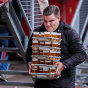 В Нидерландах футбольный болельщик за раз донес 48 стаканов пива
