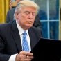 Трамп ушел с церемонии, забыв подписать документы