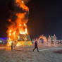 В Казахстане горожане фотографировались на фоне горящей новогодней елки