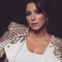 Модная куртка и черный бюстгальтер: Ани Лорак удивила смелым образом