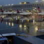 В США пассажиры в аэропорту выпрыгнули из самолета