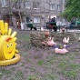 На клумбах в центре Киева появились поросята и лягушки