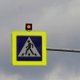 Дорожные знаки смогут издалека "видеть" пешеходов и маяковать водителям