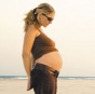 Пляжные правила для беременных: как одеться, можно ли плавать и что взять с собой