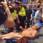 В центре Лондона задержали полуобнаженного загорающего мужчину