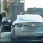 В США засняли, как девушка пыталась залить топливо в Tesla