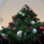 В "Борисполе" на пассажиров упала новогодняя елка