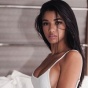 Двадцатиоднолетняя фотомодель с шикарной попкой позирует в бикини на балконе