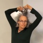 Шальная ученая перед камерой побрила голову, чтобы показать студентам строение мозга