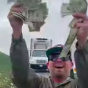 В Калифорнии (США) водители собрали рассыпанные инкассаторами тысячи долларов и попали за решетку