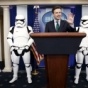 Имперские штурмовики и R2D2 сопровождали спикера президента США на брифинге в Белом доме (фото, видео)