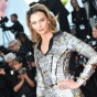 Супермодель Карли Клосс в платье от Louis Vuitton обескуражила высоким разрезом до бедра (фото)