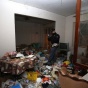 Полиция вытащила женщину из забитой мусором квартиры, в котором ее восемь лет держала мать (ФОТО)