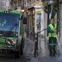 Парижане выстроились в очередь за дипломом мусорщика