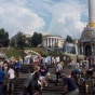 У стелы на Майдане сгорела половина палаток, остальные продолжили разбирать киевляне