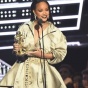 MTV Video Music Awards: звезды выбирают "голые" платья, мини, блеск и глубокое декольте  (фото)