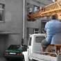 На Киевщине муж с букетом пригнал к роддому кран