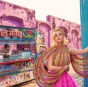 "Конфетные" цвета и роскошь: Кэти Перри снялась для индийского Vogue