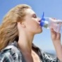 Медики рассказали, действительно ли пить воду во время еды вредно