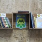 В киевском метро появились полки с книгами