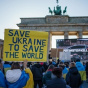 В Берлине на два дня запретили флаги Украины