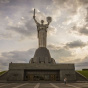 У мережі показали, як у Києві 1981 року перевозили частини найвищого монумента Європи