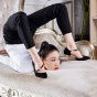 Самая гибкая женщина Китая показала растяжку в фотосессии на каблуках
