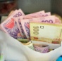 Средняя зарплата в Украине упала на 15 гривен