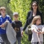 Анджелина Джоли на прогулке с детьми