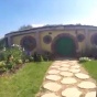 Британская пара построила нору хоббитов