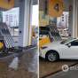 У Києві легковик на швидкості зніс автозаправну колонку на АЗС