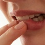 Почему зимой губы часто трескаются и сохнут