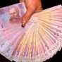 НБУ ограничил снятие наличных с гривневых счетов