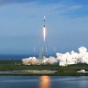 SpaceX запустил на орбиту мощный спутник и успешно посадил ракету