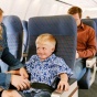 Родители с шумными детьми признаны самыми раздражающими авиапассажирами