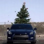 Nissan GT-R показал, как правильно разобрать новогоднюю елку (видео)