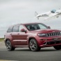 Jeep Grand Cherokee SRT сразился с самолетом на гоночной трассе (Видео)