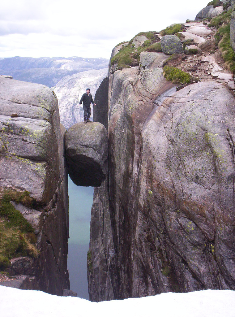 Громадная пропасть. Кьерагболтен Kjeragbolten самый опасный камень в мире. Кьерагболтен Норвегия. Плато Кьераг. Камень Кьераг.