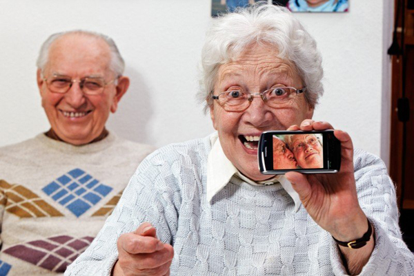 бабушка радуется снимку на смартфоне