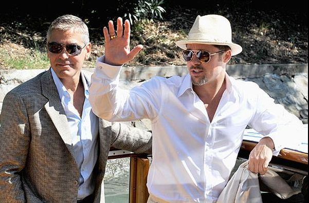 Актеры Брэд Питт и Джордж Клуни крепко дружат уже довольно давно, еще со времен совместных съемок в фильме "11 Друзей Оушена". Правда, с семейством Брэда у Джорджа отношения не столь теплые. Однажды Питт и Джоли навестили Клуни вместе со своими многочисленными детьми, которые устроили в доме настоящий погром.