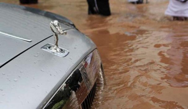 Rolls-Royce Ghost попал в водную западню