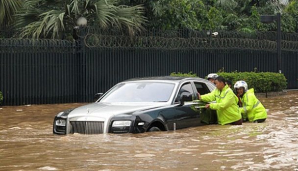 Rolls-Royce Ghost попал в водную западню