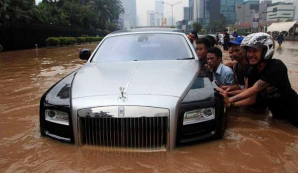 Rolls-Royce Ghost попал в водную западню