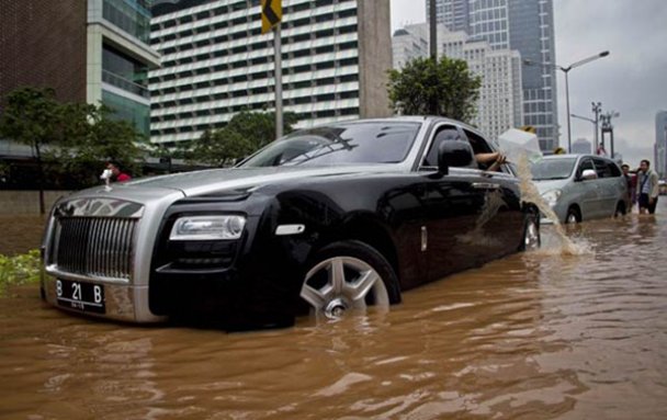 Rolls-Royce Ghost попал в водную западню